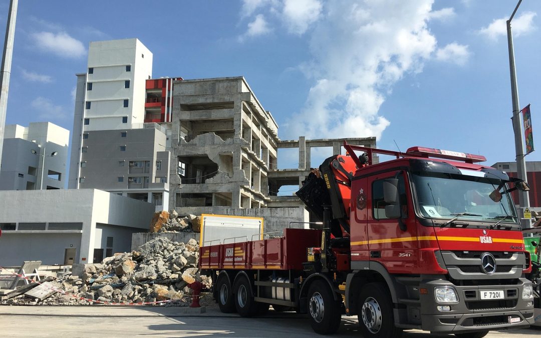 Dinas Damkar Kota Bandung Bersihkan Material Longsor di Gedung DPRD